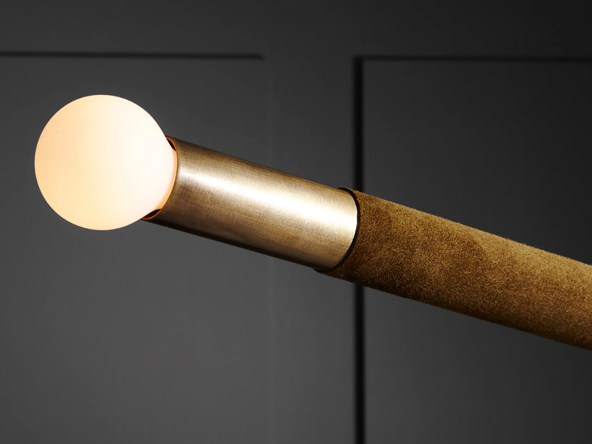 PATUS ARROW PENDANT / LARGE W39” x L62.75”