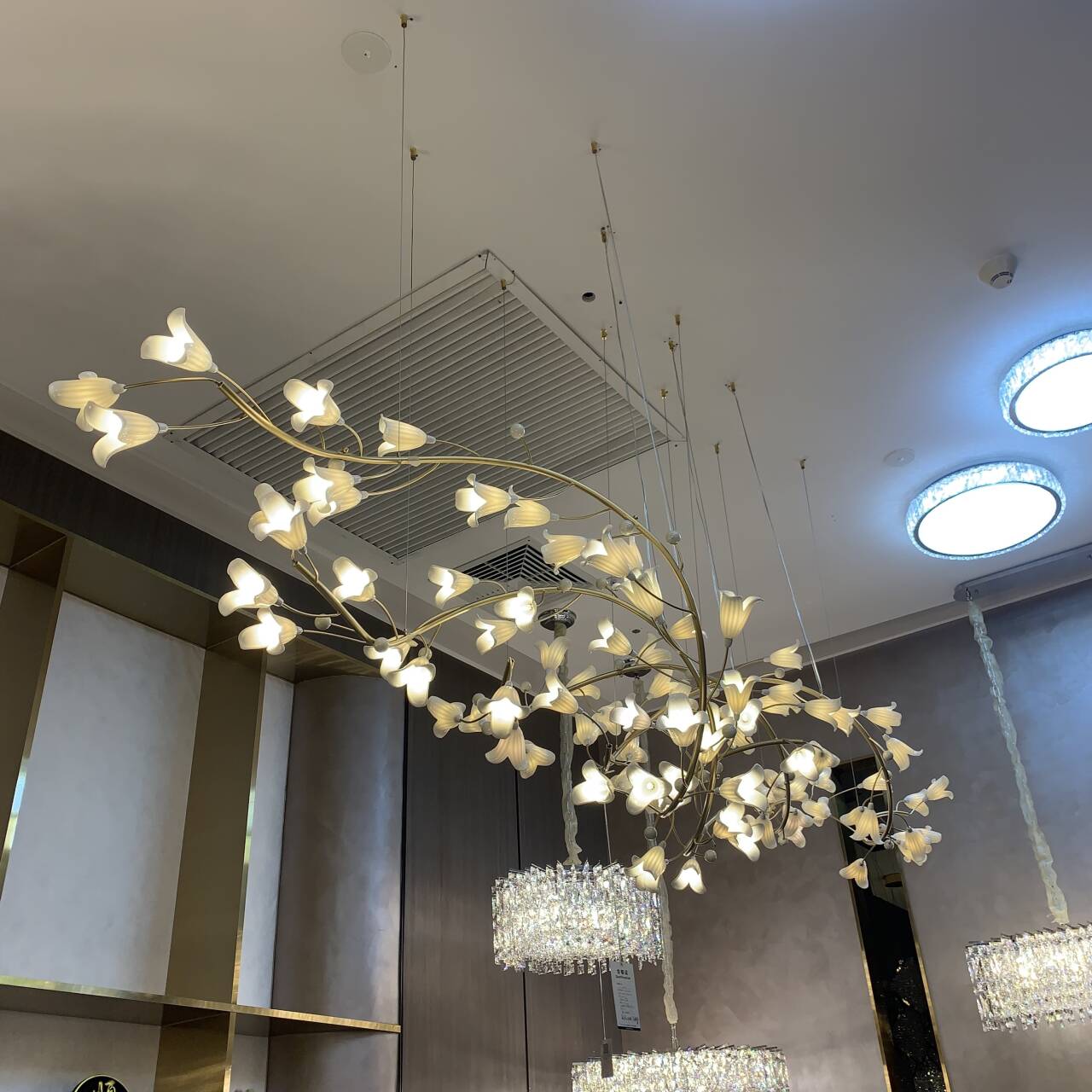 Modern Brass Branch Ceramics Flower Chandelier for Stylish Living Room Hotel and Restaurant