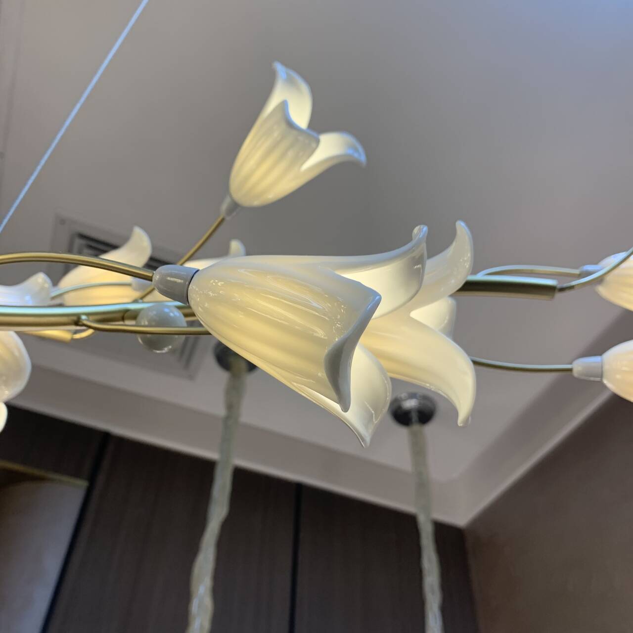 Modern Brass Branch Ceramics Flower Chandelier for Stylish Living Room Hotel and Restaurant