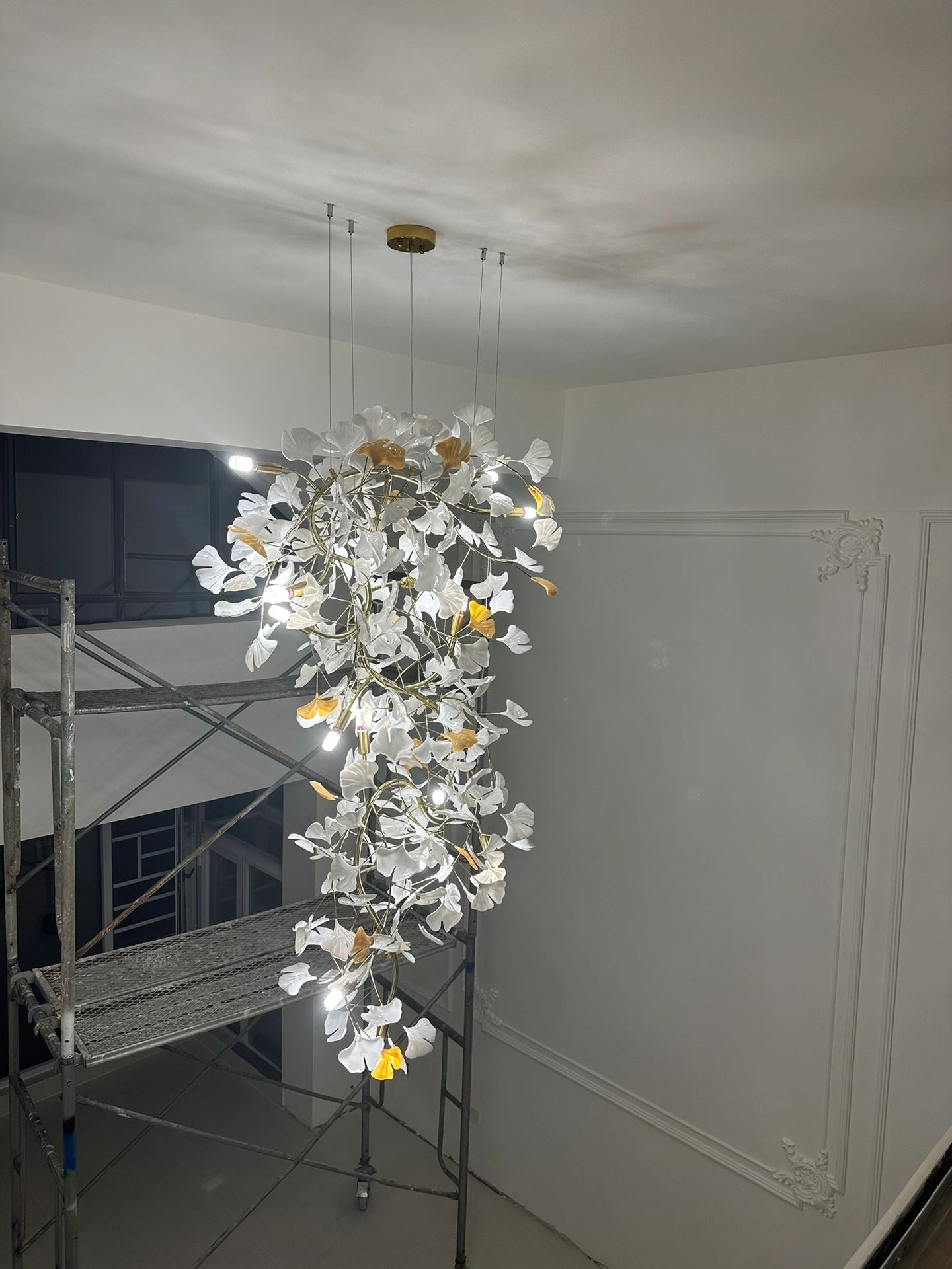 Artistic Tree Branch Pendant Light with Ceramic Ginkgo Leaves for High Ceilings in Hotel or Home