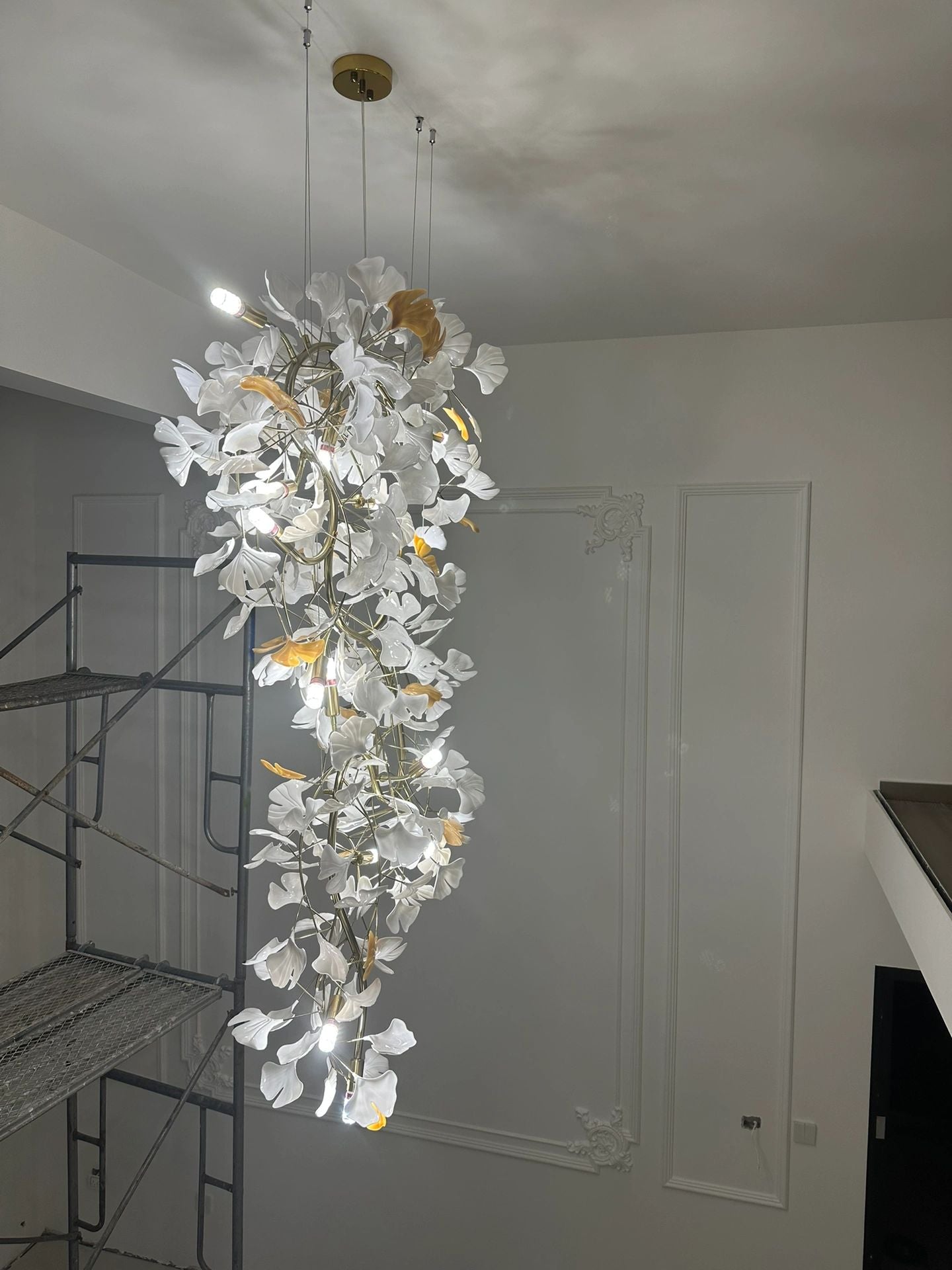 Artistic Tree Branch Pendant Light with Ceramic Ginkgo Leaves for High Ceilings in Hotel or Home